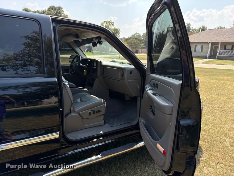 image for item EU0114 2005 GMC Sierra 2500HD Crew Cab pickup truck