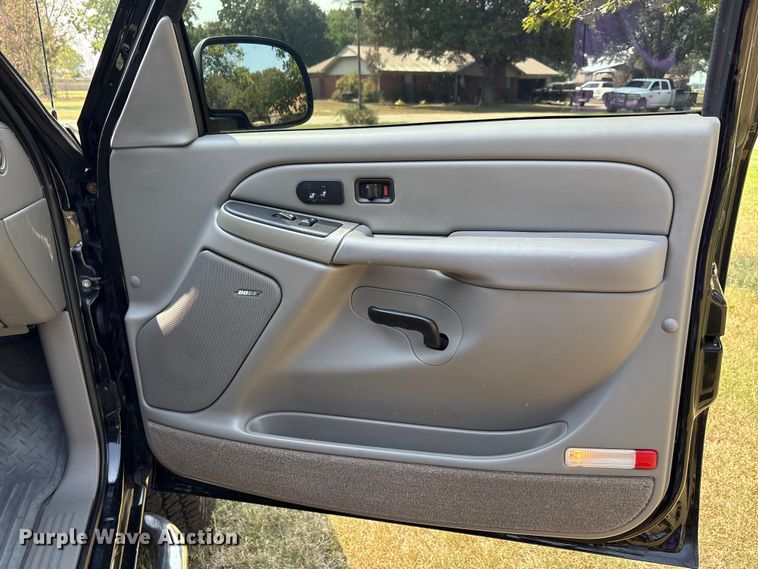 image for item EU0114 2005 GMC Sierra 2500HD Crew Cab pickup truck