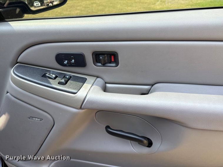 image for item EU0114 2005 GMC Sierra 2500HD Crew Cab pickup truck