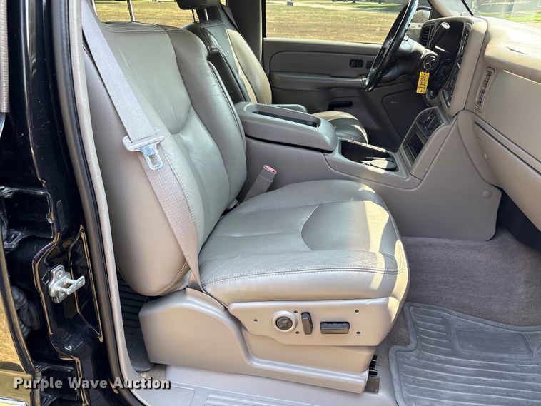 image for item EU0114 2005 GMC Sierra 2500HD Crew Cab pickup truck