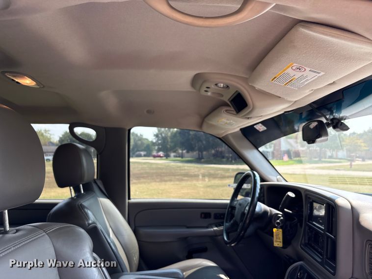 image for item EU0114 2005 GMC Sierra 2500HD Crew Cab pickup truck