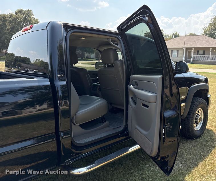 image for item EU0114 2005 GMC Sierra 2500HD Crew Cab pickup truck