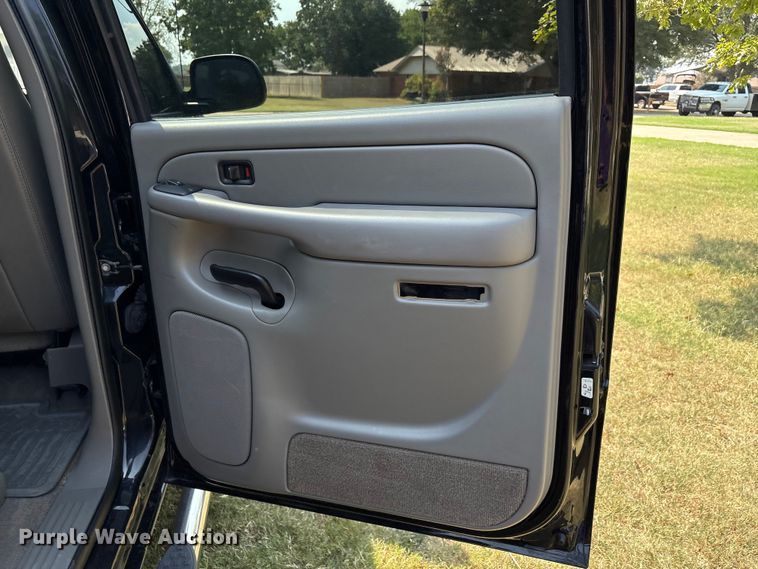 image for item EU0114 2005 GMC Sierra 2500HD Crew Cab pickup truck