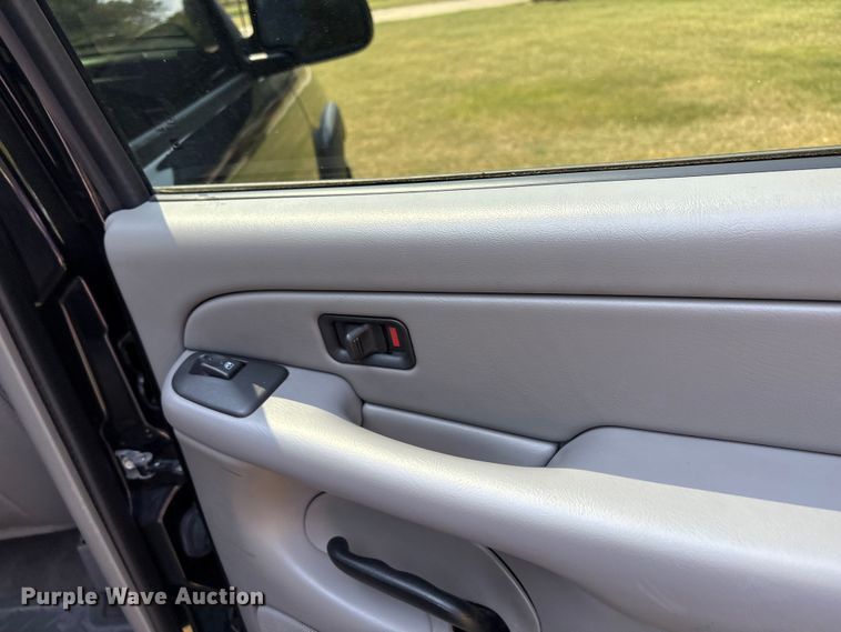 image for item EU0114 2005 GMC Sierra 2500HD Crew Cab pickup truck