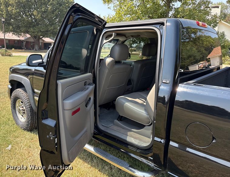 image for item EU0114 2005 GMC Sierra 2500HD Crew Cab pickup truck