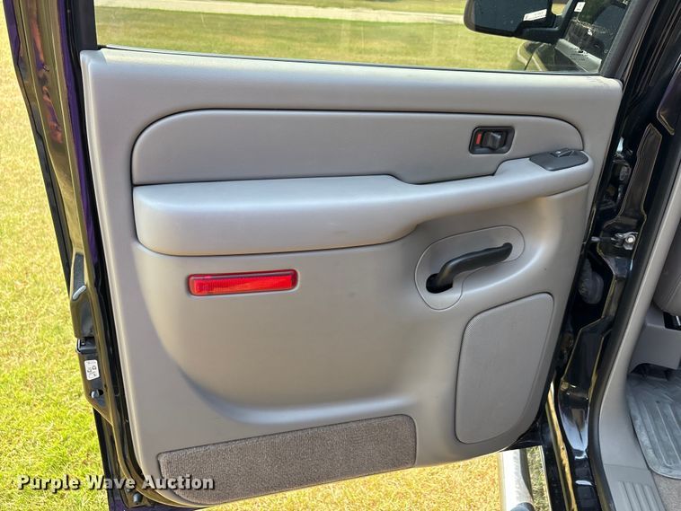 image for item EU0114 2005 GMC Sierra 2500HD Crew Cab pickup truck