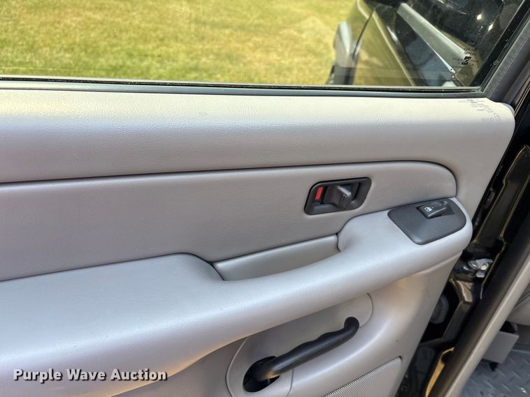 image for item EU0114 2005 GMC Sierra 2500HD Crew Cab pickup truck