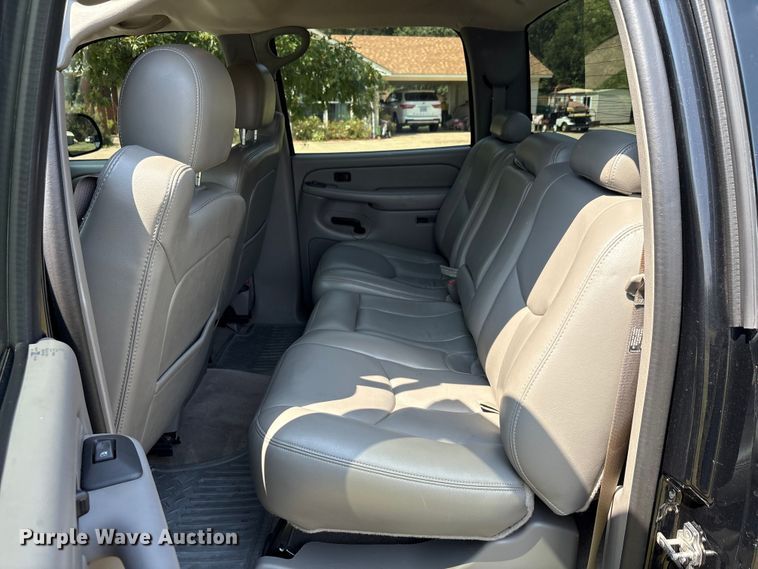 image for item EU0114 2005 GMC Sierra 2500HD Crew Cab pickup truck