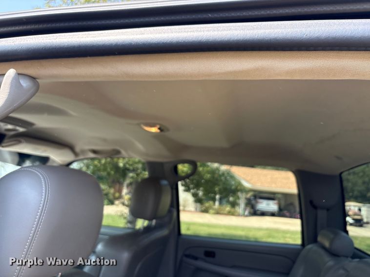 image for item EU0114 2005 GMC Sierra 2500HD Crew Cab pickup truck