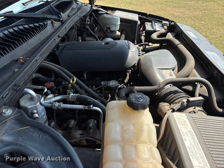 image for item EU0114 2005 GMC Sierra 2500HD Crew Cab pickup truck