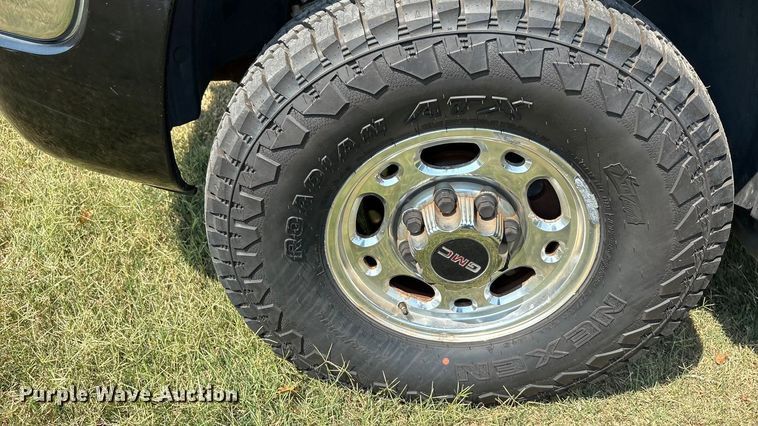 image for item EU0114 2005 GMC Sierra 2500HD Crew Cab pickup truck