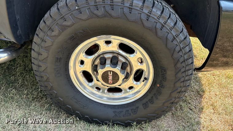 image for item EU0114 2005 GMC Sierra 2500HD Crew Cab pickup truck