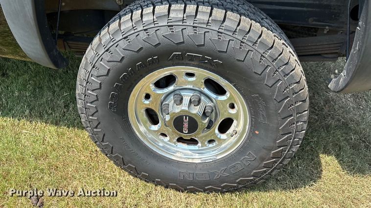 image for item EU0114 2005 GMC Sierra 2500HD Crew Cab pickup truck