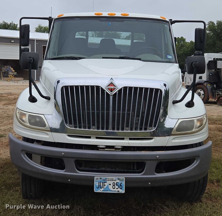 image for item EU3640 2016 International 4000 flatbed truck