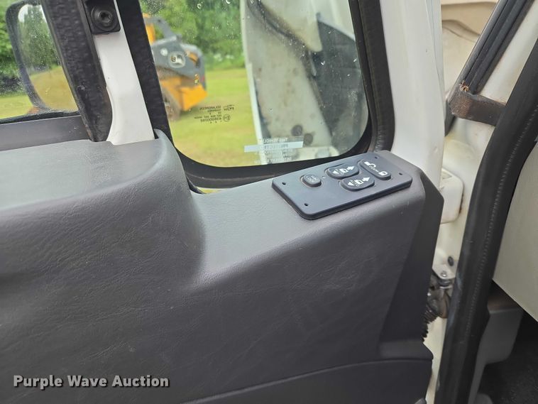 image for item EU3640 2016 International 4000 flatbed truck