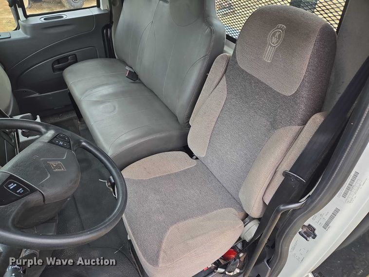 image for item EU3640 2016 International 4000 flatbed truck