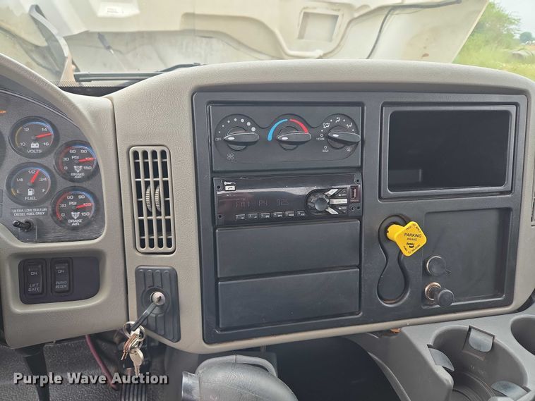 image for item EU3640 2016 International 4000 flatbed truck