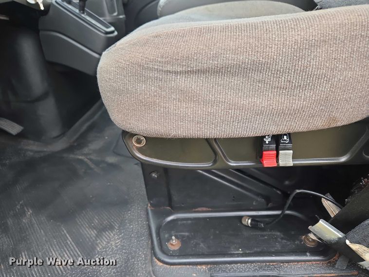 image for item EU3640 2016 International 4000 flatbed truck