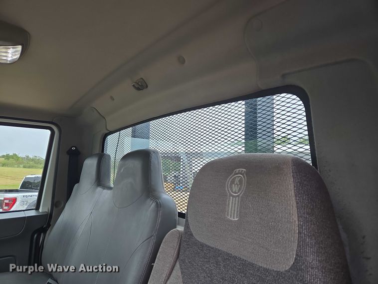 image for item EU3640 2016 International 4000 flatbed truck