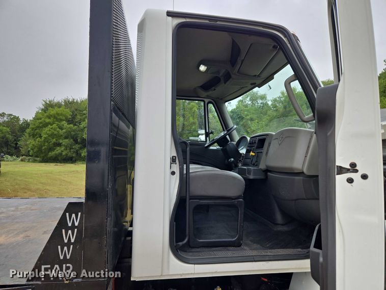 image for item EU3640 2016 International 4000 flatbed truck