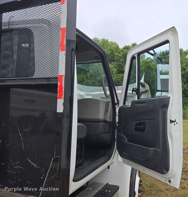 image for item EU3640 2016 International 4000 flatbed truck