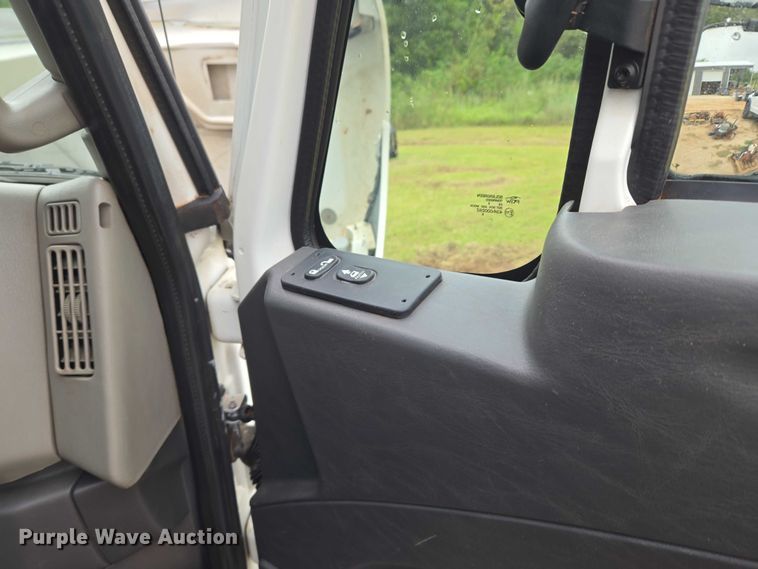 image for item EU3640 2016 International 4000 flatbed truck