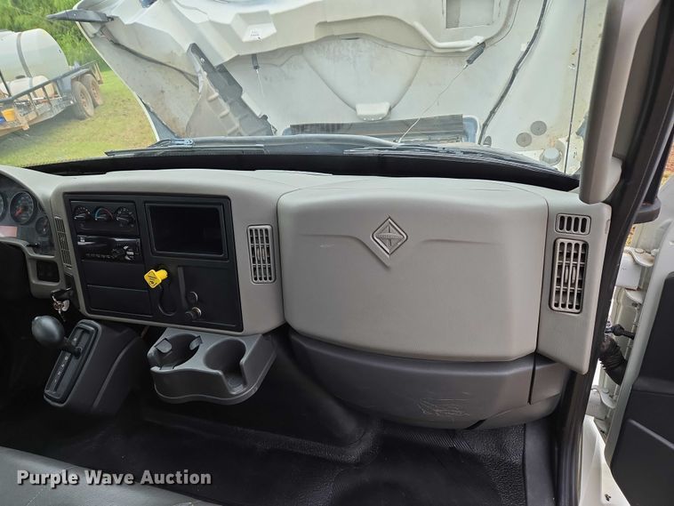 image for item EU3640 2016 International 4000 flatbed truck