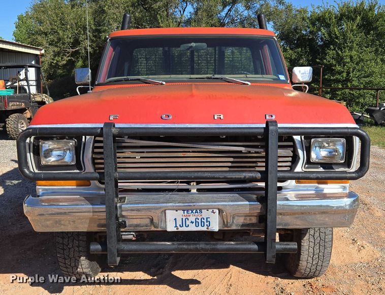 image for item EU3798 1979 Ford F250 flatbed pickup truck