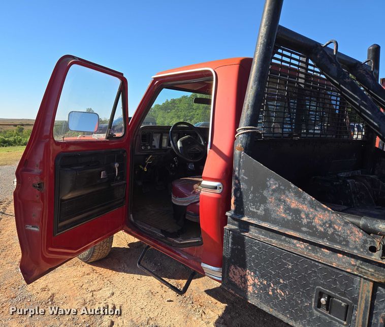 image for item EU3798 1979 Ford F250 flatbed pickup truck
