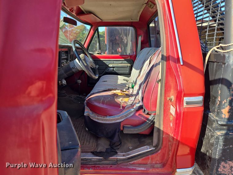 image for item EU3798 1979 Ford F250 flatbed pickup truck