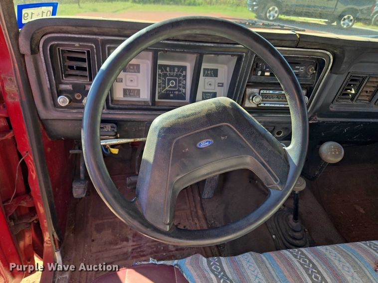 image for item EU3798 1979 Ford F250 flatbed pickup truck