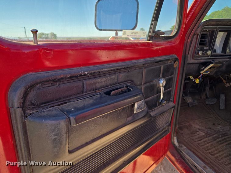 image for item EU3798 1979 Ford F250 flatbed pickup truck