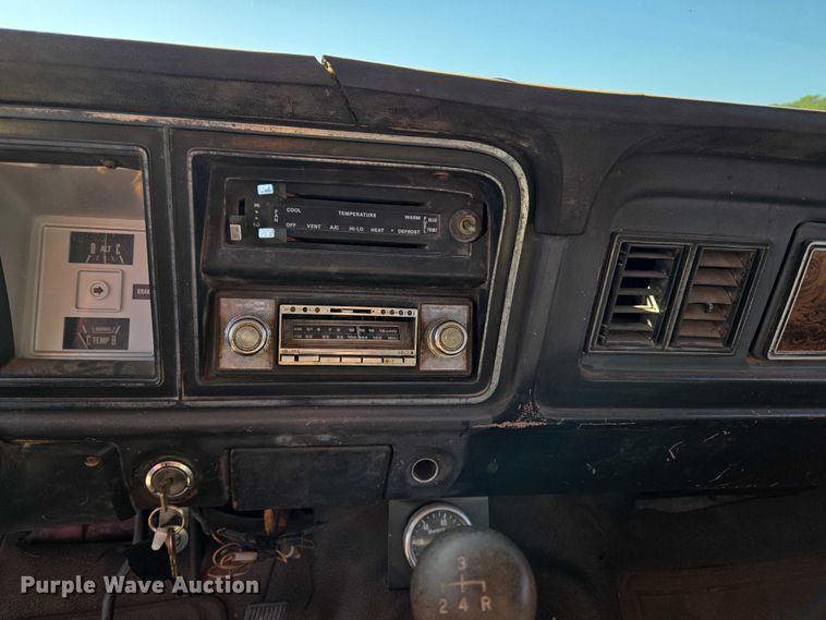 image for item EU3798 1979 Ford F250 flatbed pickup truck