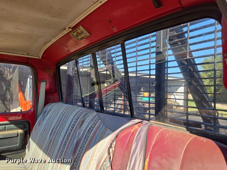 image for item EU3798 1979 Ford F250 flatbed pickup truck