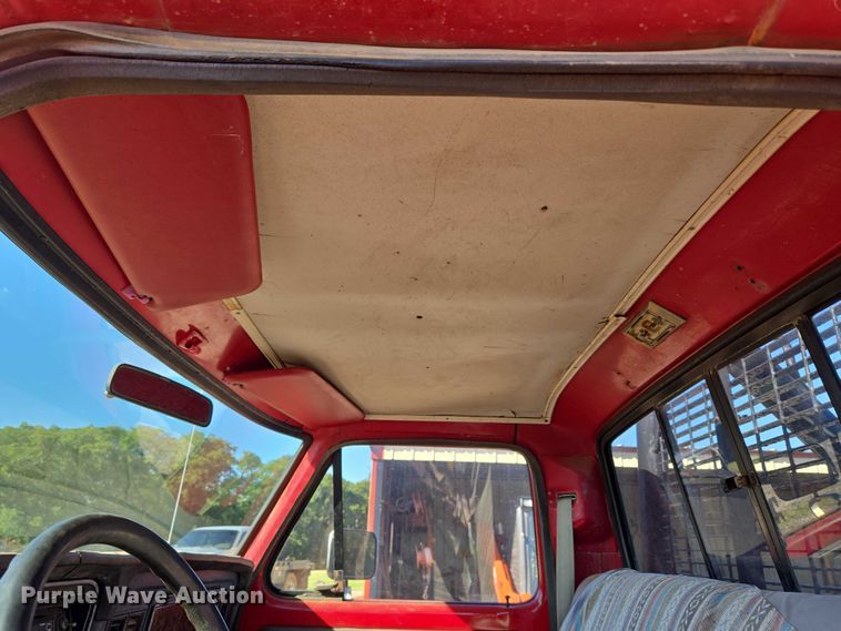 image for item EU3798 1979 Ford F250 flatbed pickup truck