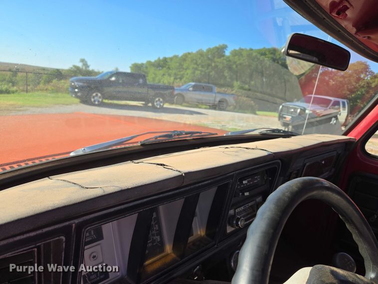 image for item EU3798 1979 Ford F250 flatbed pickup truck