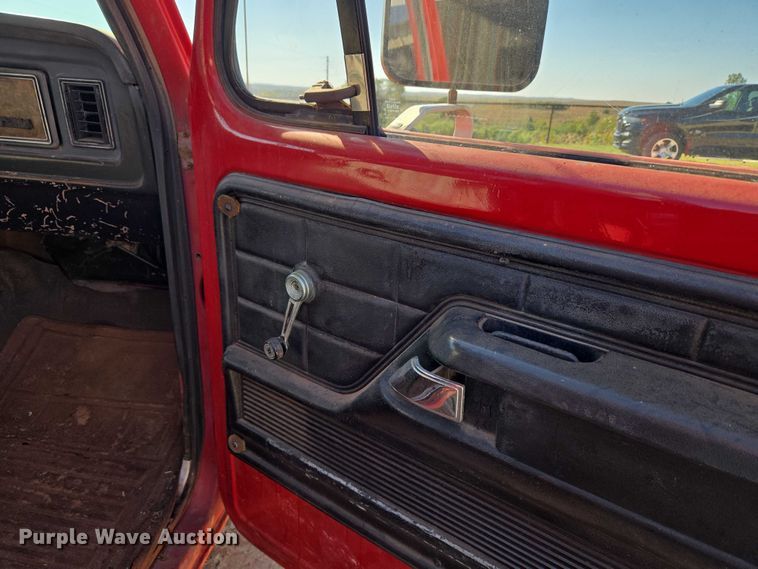 image for item EU3798 1979 Ford F250 flatbed pickup truck