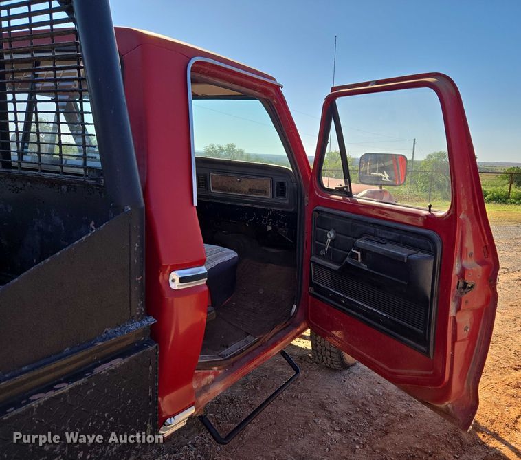 image for item EU3798 1979 Ford F250 flatbed pickup truck