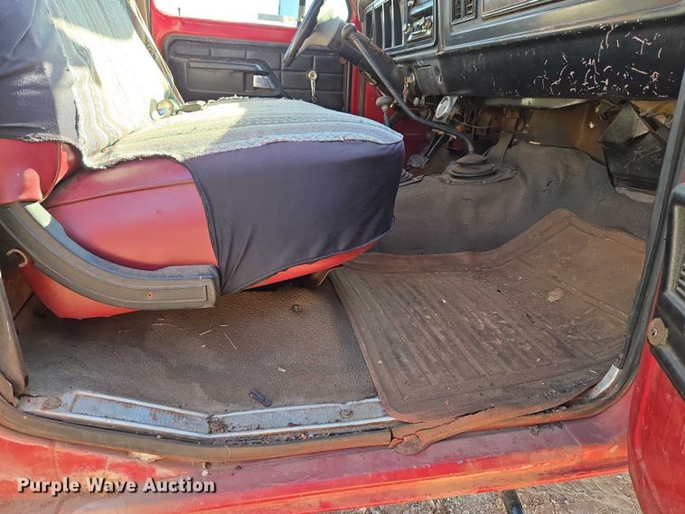 image for item EU3798 1979 Ford F250 flatbed pickup truck