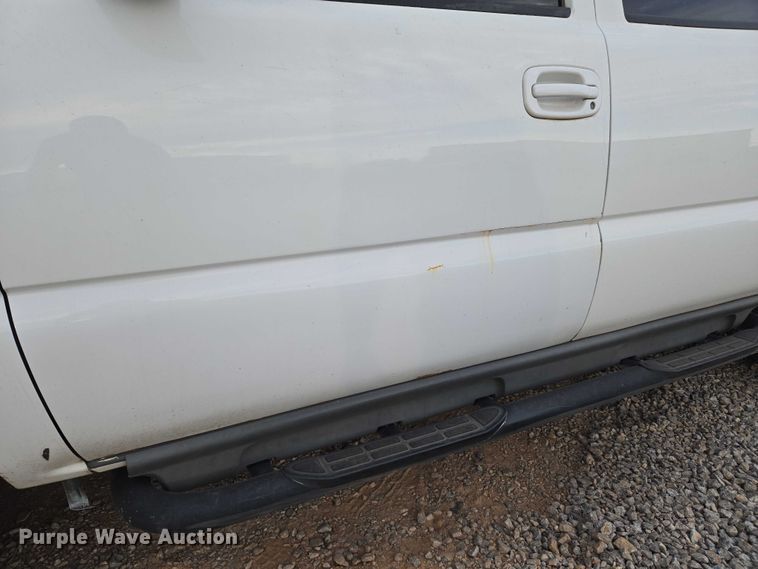 image for item EU3864 2005 Chevrolet Suburban SUV