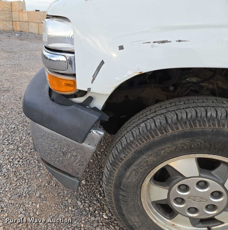 image for item EU3864 2005 Chevrolet Suburban SUV