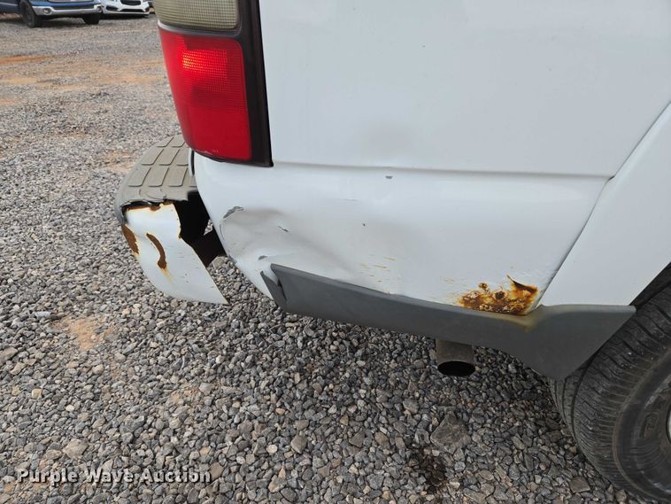 image for item EU3864 2005 Chevrolet Suburban SUV