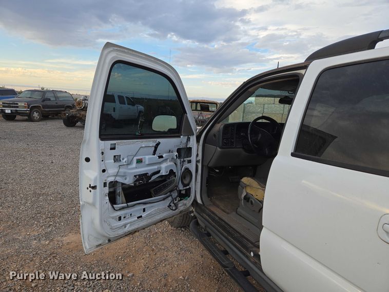 image for item EU3864 2005 Chevrolet Suburban SUV