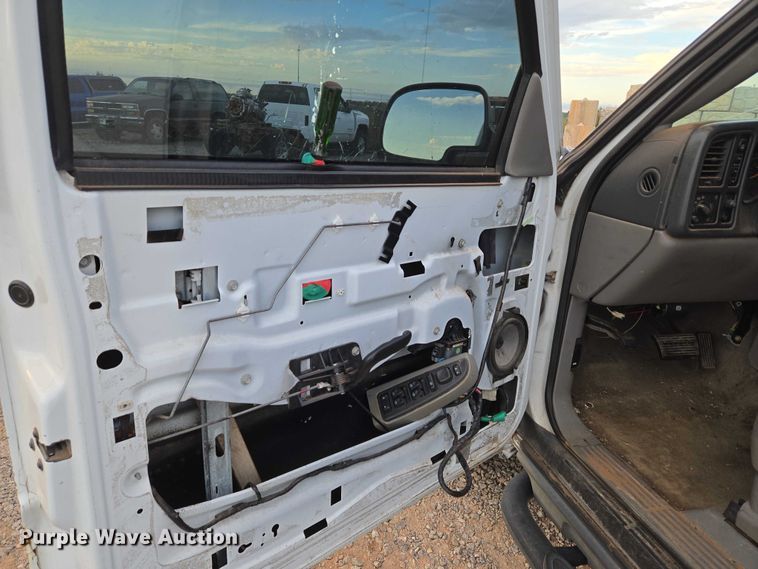 image for item EU3864 2005 Chevrolet Suburban SUV