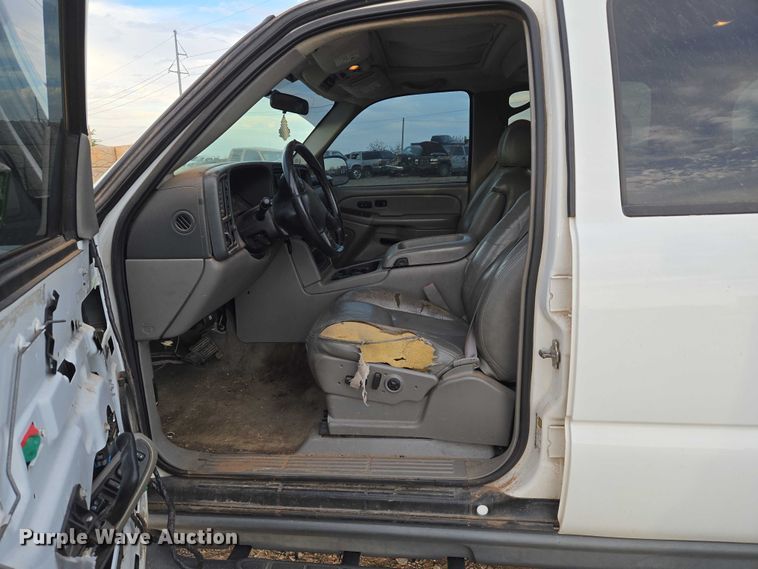 image for item EU3864 2005 Chevrolet Suburban SUV