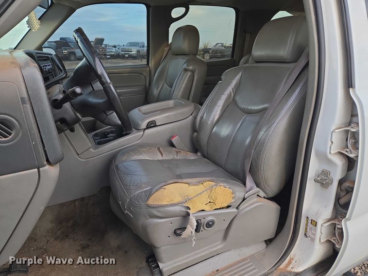 image for item EU3864 2005 Chevrolet Suburban SUV