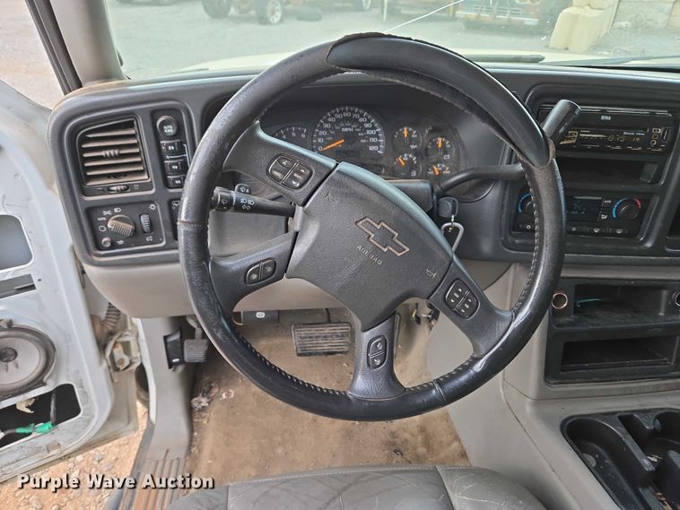 image for item EU3864 2005 Chevrolet Suburban SUV