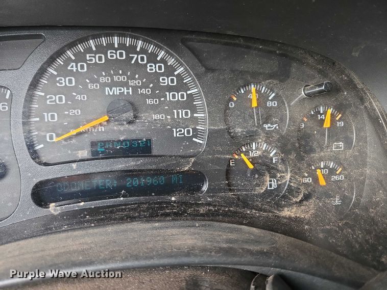 image for item EU3864 2005 Chevrolet Suburban SUV