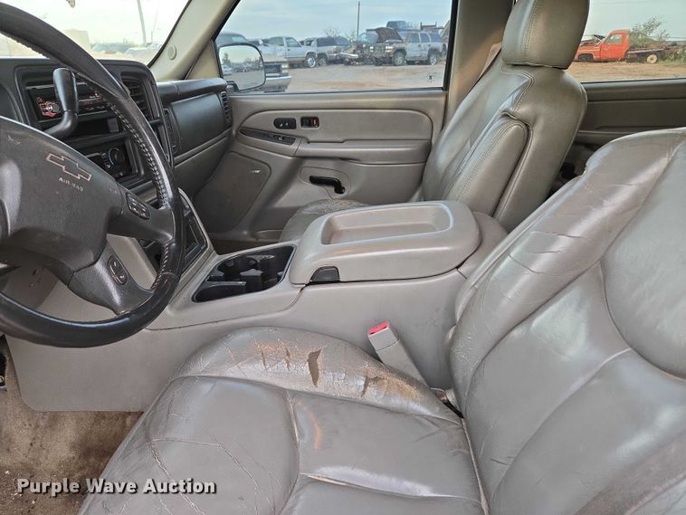 image for item EU3864 2005 Chevrolet Suburban SUV