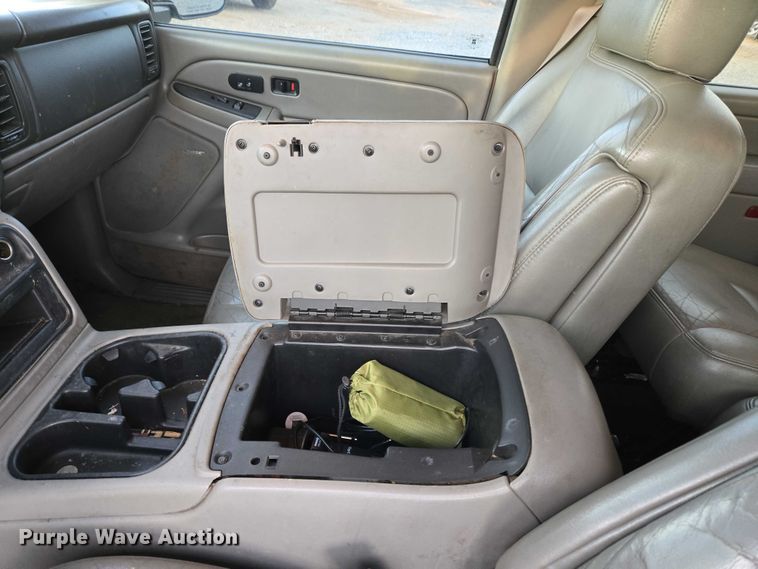 image for item EU3864 2005 Chevrolet Suburban SUV